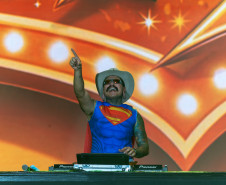 Gustavo Mioto e Jiraya Uai fazem shows cheios de interação em Pontal do Paraná