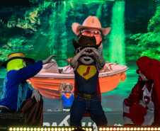 Gustavo Mioto e Jiraya Uai fazem shows cheios de interação em Pontal do Paraná