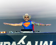 Gustavo Mioto e Jiraya Uai fazem shows cheios de interação em Pontal do Paraná