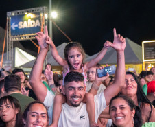 Gustavo Mioto e Jiraya Uai fazem shows cheios de interação em Pontal do Paraná