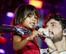 Gustavo Mioto e Jiraya Uai fazem shows cheios de interação em Pontal do Paraná