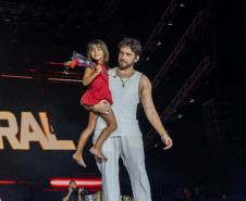 Gustavo Mioto e Jiraya Uai fazem shows cheios de interação em Pontal do Paraná