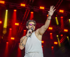 Gustavo Mioto e Jiraya Uai fazem shows cheios de interação em Pontal do Paraná