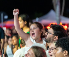 Gustavo Mioto e Jiraya Uai fazem shows cheios de interação em Pontal do Paraná