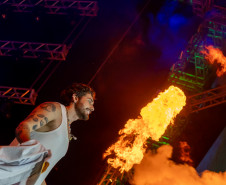 Gustavo Mioto e Jiraya Uai fazem shows cheios de interação em Pontal do Paraná