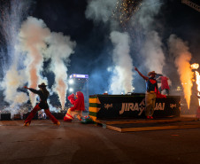 Gustavo Mioto e Jiraya Uai fazem shows cheios de interação em Pontal do Paraná