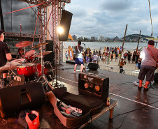 Palcos Sunset movimentam praias e rios do Paraná; confira a agenda da semana