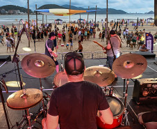 Palcos Sunset movimentam praias e rios do Paraná; confira a agenda da semana