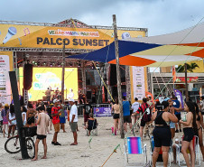 Palcos Sunset movimentam praias e rios do Paraná; confira a agenda da semana