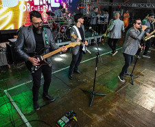 Rock da Big Time Orchestra anima veranistas no Palco Sunset em Guaratuba