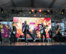 Rock da Big Time Orchestra anima veranistas no Palco Sunset em Guaratuba