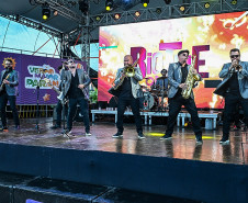 Rock da Big Time Orchestra anima veranistas no Palco Sunset em Guaratuba