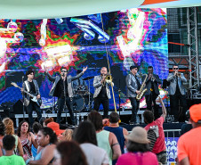 Rock da Big Time Orchestra anima veranistas no Palco Sunset em Guaratuba