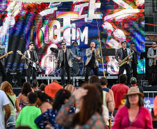 Rock da Big Time Orchestra anima veranistas no Palco Sunset em Guaratuba