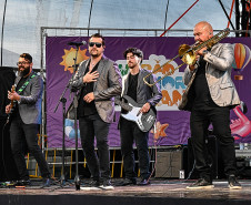 Rock da Big Time Orchestra anima veranistas no Palco Sunset em Guaratuba
