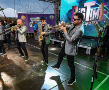 Rock da Big Time Orchestra anima veranistas no Palco Sunset em Guaratuba