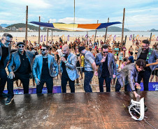 Rock da Big Time Orchestra anima veranistas no Palco Sunset em Guaratuba