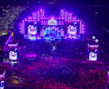 Fábio Jr. celebra o romantismo com show para 144 mil pessoas em Matinhos