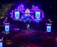 Fábio Jr. celebra o romantismo com show para 144 mil pessoas em Matinhos