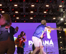 Fábio Jr. celebra o romantismo com show para 144 mil pessoas em Matinhos