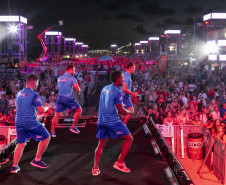 Fábio Jr. celebra o romantismo com show para 144 mil pessoas em Matinhos