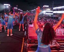 Fábio Jr. celebra o romantismo com show para 144 mil pessoas em Matinhos