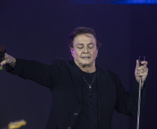 Fábio Jr. celebra o romantismo com show para 144 mil pessoas em Matinhos