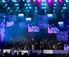 Fábio Jr. celebra o romantismo com show para 144 mil pessoas em Matinhos