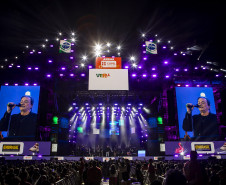 Fábio Jr. celebra o romantismo com show para 144 mil pessoas em Matinhos