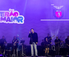 Fábio Jr. celebra o romantismo com show para 144 mil pessoas em Matinhos