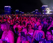 Fábio Jr. celebra o romantismo com show para 144 mil pessoas em Matinhos