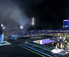 Fábio Jr. celebra o romantismo com show para 144 mil pessoas em Matinhos