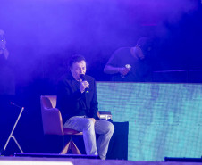 Fábio Jr. celebra o romantismo com show para 144 mil pessoas em Matinhos