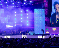 Fábio Jr. celebra o romantismo com show para 144 mil pessoas em Matinhos