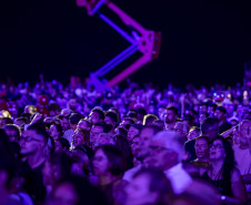 Fábio Jr. celebra o romantismo com show para 144 mil pessoas em Matinhos