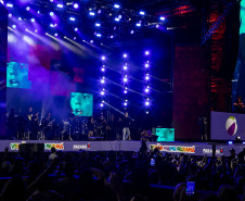 Fábio Jr. celebra o romantismo com show para 144 mil pessoas em Matinhos