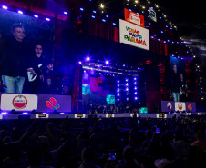 Fábio Jr. celebra o romantismo com show para 144 mil pessoas em Matinhos