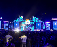 Fábio Jr. celebra o romantismo com show para 144 mil pessoas em Matinhos