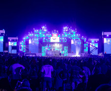 Fábio Jr. celebra o romantismo com show para 144 mil pessoas em Matinhos