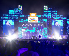 Fábio Jr. celebra o romantismo com show para 144 mil pessoas em Matinhos