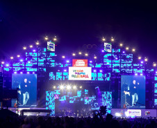 Fábio Jr. celebra o romantismo com show para 144 mil pessoas em Matinhos