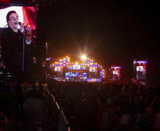 Fábio Jr. celebra o romantismo com show para 144 mil pessoas em Matinhos