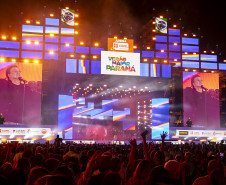 Fábio Jr. celebra o romantismo com show para 144 mil pessoas em Matinhos