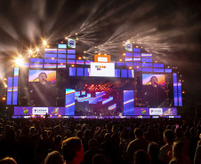 Fábio Jr. celebra o romantismo com show para 144 mil pessoas em Matinhos