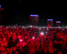Fábio Jr. celebra o romantismo com show para 144 mil pessoas em Matinhos