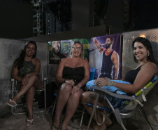 Fãs de Gusttavo Lima dormem na praia para garantir melhor lugar no show deste domingo