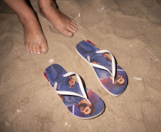 Fãs de Gusttavo Lima dormem na praia para garantir melhor lugar no show deste domingo