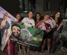 Fãs de Gusttavo Lima dormem na praia para garantir melhor lugar no show deste domingo