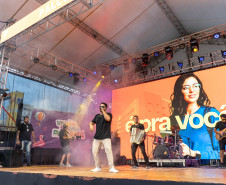 No final da tarde, veranistas aproveitam shows de artistas locais nos Palcos Sunset