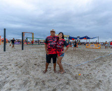 No final da tarde, veranistas aproveitam shows de artistas locais nos Palcos Sunset